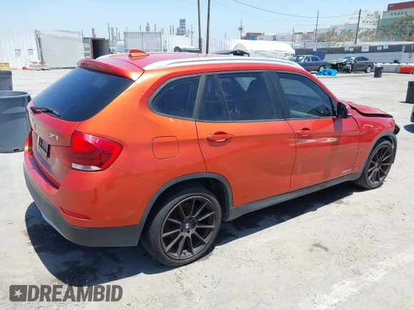 2013 BMW X1 28i z VIN WBAVM1C51DVW42255, wystawiony jako IAAI lot #42525744 z przebiegiem 108 644 mil mil oraz . Historia ofert i sprzedaży dostępna na DreamBid. Obrazek 4.