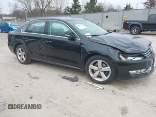 2015 Volkswagen Passat Limited Edition Edition z VIN 1VWAT7A31FC118947, wystawiony jako IAAI lot #41947890 z przebiegiem 156 435 mil mil oraz . Historia ofert i sprzedaży dostępna na DreamBid. Obrazek 1.