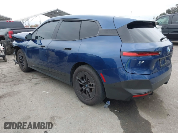2024 BMW iX xDrive50 z VIN WB523CF05RCN71984, wystawiony jako IAAI lot #41469238 z przebiegiem 45 447 mil mil oraz . Historia ofert i sprzedaży dostępna na DreamBid. Obrazek 3.