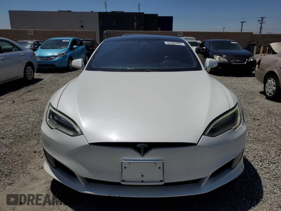 2017 Tesla Model S 100D z VIN 5YJSA1E28HF203141, wystawiony jako Copart lot #56306495 z przebiegiem 101 039 mil mil oraz Szkoda całkowita • Salvage title. Historia ofert i sprzedaży dostępna na DreamBid. Obrazek 5.
