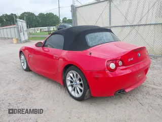 2005 BMW Z4 2.5i z VIN 4USBT33585LS57058, wystawiony jako IAAI lot #42263823 z przebiegiem 122 697 mil mil oraz . Historia ofert i sprzedaży dostępna na DreamBid. Obrazek 3.