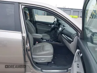 2014 Kia Sorento SX z VIN 5XYKW4A77EG434282, wystawiony jako IAAI lot #42513036 z przebiegiem 175 186 mil mil oraz . Historia ofert i sprzedaży dostępna na DreamBid. Obrazek 5.