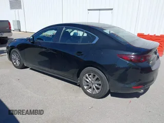 2021 Mazda 3 S z VIN JM1BPAAL4M1333238, wystawiony jako IAAI lot #40532801 z przebiegiem 33 538 mil mil oraz . Historia ofert i sprzedaży dostępna na DreamBid. Obrazek 3.