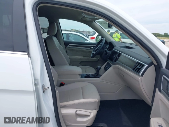 2021 Volkswagen Atlas SE with VIN 1V2HR2CA7MC556625, listed as a IAAI auction lot 42401730 with 75,261 mi miles and . Bid and sale history available at DreamBid. Image 5.
