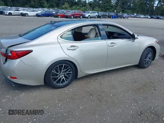 2018 Lexus ES with VIN 58ABK1GG0JU111819, listed as a IAAI auction lot 40320555 with 32,194 mi miles. Bid and sale history available at carsss.com. Image 4.
