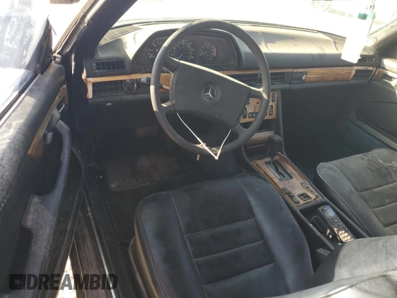 1982 MERCEDES-BENZ 380-CLASS SEC z VIN WDBCA43A1CB001087, wystawiony jako Copart lot #80049454 z przebiegiem 62 785 mil mil oraz Czysty tytuł • Clean title. Historia ofert i sprzedaży dostępna na DreamBid. Obrazek 8.