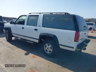 1993 GMC Suburban z VIN 1GKGK26N9PJ724480, wystawiony jako IAAI lot #42356513 z przebiegiem 132 704 mil mil oraz . Historia ofert i sprzedaży dostępna na DreamBid. Obrazek 3.