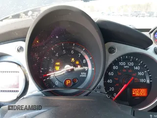 2009 Nissan 370Z z VIN JN1AZ44E19M405896, wystawiony jako IAAI lot #41889553 z przebiegiem 202 388 mil mil oraz . Historia ofert i sprzedaży dostępna na DreamBid. Obrazek 7.