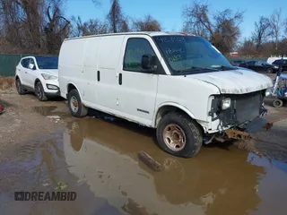 2004 GMC Savana Cargo Van with VIN 1GTHG35U541132912, listed as a IAAI auction lot 41539124 with 367,102 mi miles. Bid and sale history available at carsss.com. Image 1.