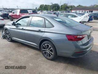 2024 Volkswagen Jetta Sport z VIN 3VWAM7BU0RM056206, wystawiony jako IAAI lot #41115217 z przebiegiem 3 162 mil mil oraz . Historia ofert i sprzedaży dostępna na DreamBid. Obrazek 3.