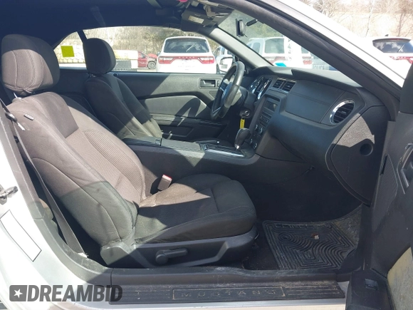 2013 Ford Mustang V6 z VIN 1ZVBP8EMXD5242038, wystawiony jako IAAI lot #41744352 z przebiegiem 167 227 mil mil oraz . Historia ofert i sprzedaży dostępna na DreamBid. Obrazek 5.