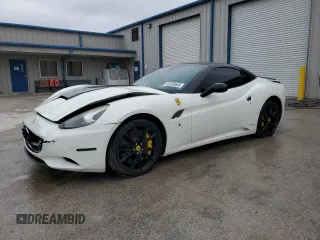 2010 Ferrari California z VIN ZFF65LJA9A0175998, wystawiony jako Copart lot #42335685 z przebiegiem 45 323 mil mil oraz Szkody całkowita. Historia ofert i sprzedaży dostępna na DreamBid. Obrazek 1.