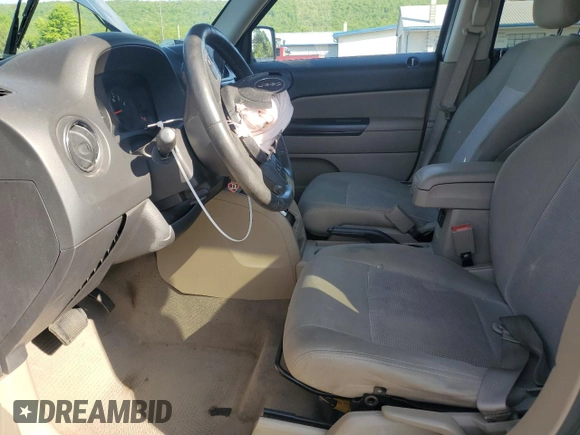 2011 Jeep Patriot Latitude z VIN 1J4NF1GB0BD131856, wystawiony jako Copart lot #56222005 z przebiegiem 172 231 mil mil oraz Szkoda całkowita • Salvage title. Historia ofert i sprzedaży dostępna na DreamBid. Obrazek 7.