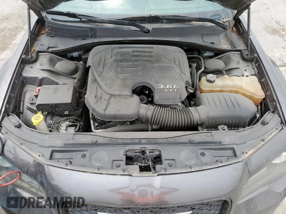 2018 Chrysler 300 S z VIN 2C3CCABG1JH295888, wystawiony jako Copart lot #56899745 z przebiegiem 111 826 mil mil oraz Szkoda całkowita • Salvage title. Historia ofert i sprzedaży dostępna na DreamBid. Obrazek 11.
