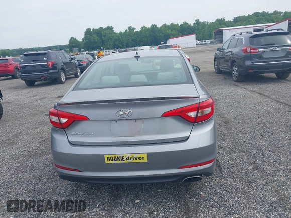 2016 Hyundai Sonata SE z VIN 5NPE24AF8GH334395, wystawiony jako IAAI lot #42333326 z przebiegiem 130 429 mil mil oraz . Historia ofert i sprzedaży dostępna na DreamBid. Obrazek 16.