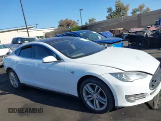 2013 Tesla Model S z VIN 5YJSA1CG0DFP22533, wystawiony jako IAAI lot #42519702 z przebiegiem 168 313 mil mil oraz . Historia ofert i sprzedaży dostępna na DreamBid. Obrazek 14.
