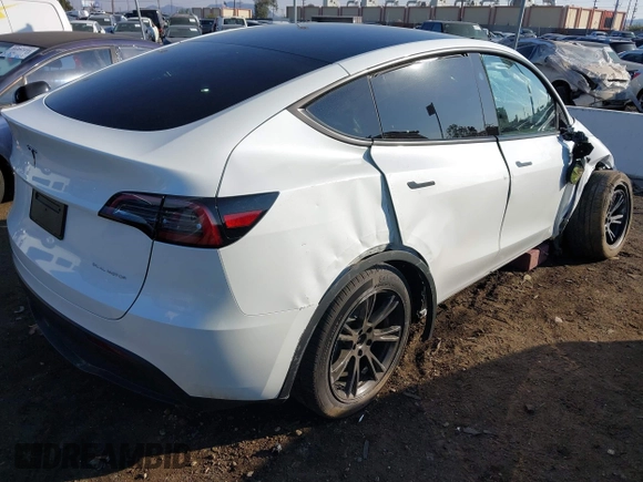 2024 Tesla Model Y Long Range with VIN 7SAYGDEE0RF209847, listed as a IAAI auction lot 41447620 with 7,646 mi miles and . Bid and sale history available at DreamBid. Image 4.