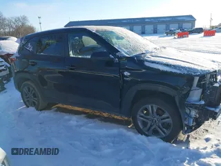 2021 Kia Seltos LX z VIN KNDEPCAAXM7104888, wystawiony jako IAAI lot #41598172 z przebiegiem 51 571 mil mil oraz . Historia ofert i sprzedaży dostępna na DreamBid. Obrazek 13.