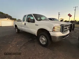 2005 Ford F-250 XL z VIN 1FTSX21545EA50582, wystawiony jako Copart lot #77348584 z przebiegiem 340 496 mil mil oraz Czysty tytuł • Clean title. Historia ofert i sprzedaży dostępna na DreamBid. Obrazek 1.
