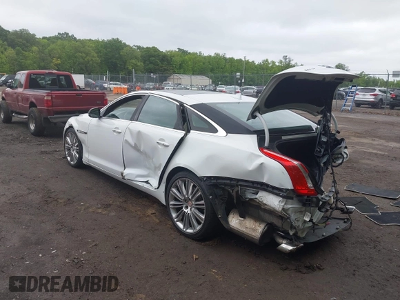 2015 Jaguar XJ Portfolio с VIN SAJWJ2GD2F8V90256, выставлен на аукционе IAAI как лот 42311335 с пробегом 123 299 миль миль и . История ставок и продаж доступна на DreamBid. Изображение 3.