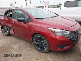 2024 Nissan Versa SR z VIN 3N1CN8FV2RL881481, wystawiony jako IAAI lot #42065126 z przebiegiem 55 630 mil mil oraz . Historia ofert i sprzedaży dostępna na DreamBid. Obrazek 1.