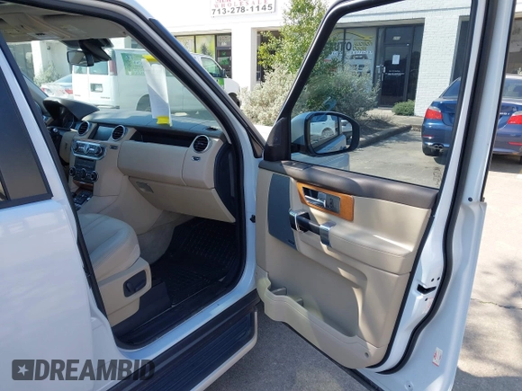 2016 Land Rover LR4 HSE z VIN SALAG2V66GA780737, wystawiony jako IAAI lot #41706661 z przebiegiem 98 555 mil mil oraz . Historia ofert i sprzedaży dostępna na DreamBid. Obrazek 21.