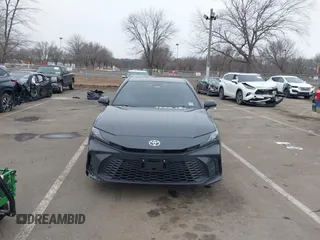 2025 Toyota Camry LE z VIN 4T1DBADK8SU009193, wystawiony jako IAAI lot #41558090 z przebiegiem 8 226 mil mil oraz . Historia ofert i sprzedaży dostępna na DreamBid. Obrazek 12.