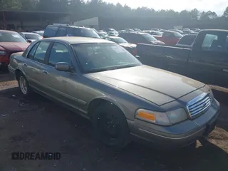 2002 Ford Crown Victoria LX z VIN 2FAFP74W82X158657, wystawiony jako IAAI lot #41484774 z przebiegiem 179 256 mil mil oraz . Historia ofert i sprzedaży dostępna na DreamBid. Obrazek 1.