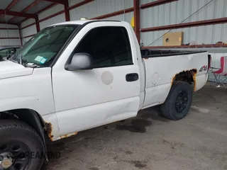 2005 Chevrolet Silverado 1500 LS z VIN 1GCEK14VX5Z305858, wystawiony jako IAAI lot #42437775 z przebiegiem 134 477 mil mil oraz . Historia ofert i sprzedaży dostępna na DreamBid. Obrazek 6.