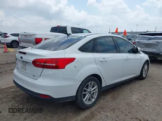 2018 Ford Focus SE z VIN 1FADP3F22JL292697, wystawiony jako IAAI lot #42094271 z przebiegiem 43 614 mil mil oraz . Historia ofert i sprzedaży dostępna na DreamBid. Obrazek 4.