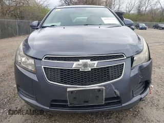 2014 Chevrolet Cruze 1LT z VIN 1G1PC5SB0E7213216, wystawiony jako IAAI lot #41955710 z przebiegiem 147 003 mil mil oraz . Historia ofert i sprzedaży dostępna na DreamBid. Obrazek 17.