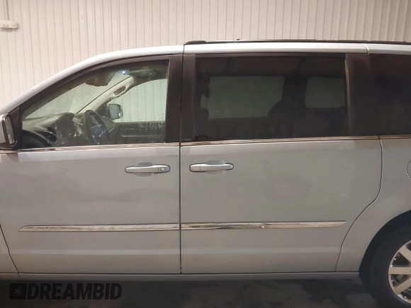 2013 Chrysler Town & Country Touring with VIN 2C4RC1BG8DR689862, listed as a IAAI auction lot 41082531 with 181,447 mi miles. Bid and sale history available at carsss.com. Image 14.