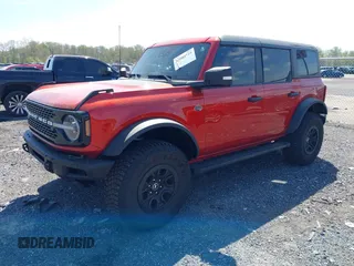 2022 Ford Bronco z VIN 1FMEE5DP3NLB42355, wystawiony jako IAAI lot #42084720 z przebiegiem 35 183 mil mil oraz . Historia ofert i sprzedaży dostępna na DreamBid. Obrazek 2.