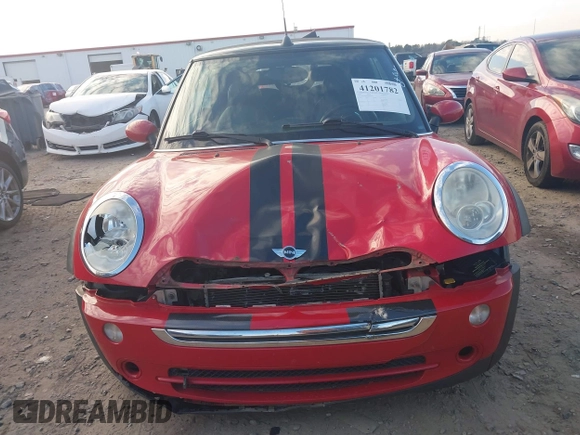 2008 MINI Convertible z VIN WMWRF33578TF68318, wystawiony jako IAAI lot #41201782 z przebiegiem 119 649 mil mil oraz . Historia ofert i sprzedaży dostępna na DreamBid. Obrazek 12.