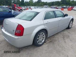 2006 Chrysler 300 C z VIN 2C3LA63H96H408536, wystawiony jako IAAI lot #42348964 z przebiegiem 139 904 mil mil oraz . Historia ofert i sprzedaży dostępna na DreamBid. Obrazek 4.