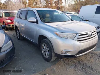 2011 Toyota Highlander with VIN 5TDZK3EH3BS037657, listed as a IAAI auction lot 41270390 with 262,060 mi miles. Bid and sale history available at carsss.com. Image 1.