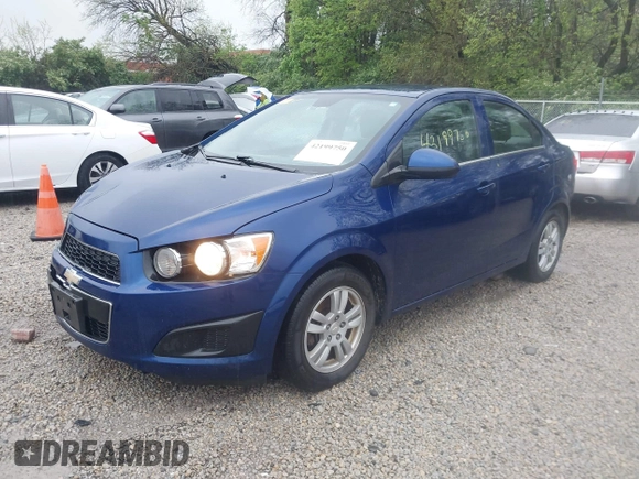 2014 Chevrolet Sonic LT z VIN 1G1JC5SH3E4212735, wystawiony jako IAAI lot #42199750 z przebiegiem 131 524 mil mil oraz . Historia ofert i sprzedaży dostępna na DreamBid. Obrazek 2.