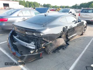 2020 Chevrolet Camaro 1LT z VIN 1G1FB1RS6L0103886, wystawiony jako IAAI lot #42402884 z przebiegiem 61 304 mil mil oraz . Historia ofert i sprzedaży dostępna na DreamBid. Obrazek 6.