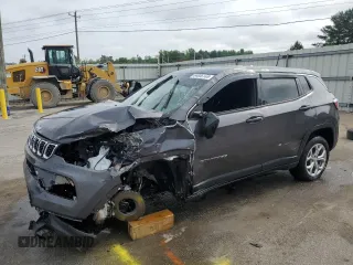 2024 Jeep Compass Sport z VIN 3C4NJDAN5RT121451, wystawiony jako Copart lot #54886165 z przebiegiem 15 304 mil mil oraz Szkoda całkowita • Salvage title. Historia ofert i sprzedaży dostępna na DreamBid. Obrazek 1.