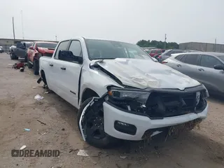2025 Ram 1500 Tradesman z VIN 1C6RRFGG2SN572641, wystawiony jako IAAI lot #42261643 z przebiegiem 7 058 mil mil oraz . Historia ofert i sprzedaży dostępna na DreamBid. Obrazek 1.