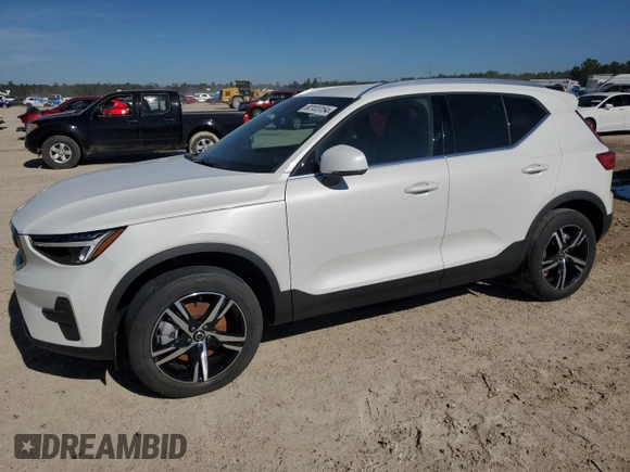 2025 Volvo XC40 Core Bright Theme z VIN YV4L12UJ3S2450867, wystawiony jako Copart lot #82123154 z przebiegiem Nie podano mil oraz Nie do naprawy • Non repairable. Historia ofert i sprzedaży dostępna na DreamBid. Obrazek 1.
