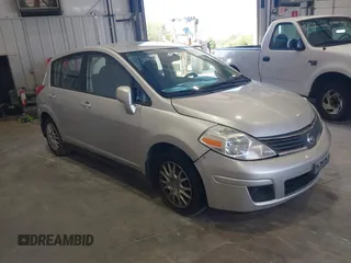 2008 Nissan Versa S z VIN 3N1BC13E68L395932, wystawiony jako IAAI lot #42333560 z przebiegiem 231 010 mil mil oraz . Historia ofert i sprzedaży dostępna na DreamBid. Obrazek 1.