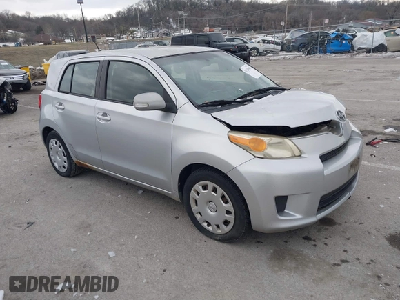 2008 Scion xD z VIN JTKKU10498J030179, wystawiony jako IAAI lot #41238505 z przebiegiem 265 597 mil mil oraz . Historia ofert i sprzedaży dostępna na DreamBid. Obrazek 1.