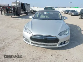 2013 Tesla Model S with VIN 5YJSA1CG3DFP28908, listed as a IAAI auction lot 41804041 with 140,756 mi miles and . Bid and sale history available at DreamBid. Image 17.