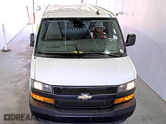 2021 Chevrolet Express Cargo z VIN 1GCWGAFP1M1303403, wystawiony jako IAAI lot #42672932 z przebiegiem 65 051 mil mil oraz . Historia ofert i sprzedaży dostępna na DreamBid. Obrazek 22.