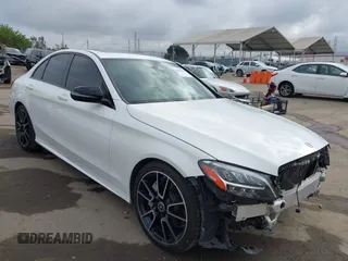 2019 Mercedes-Benz C 300 z VIN 55SWF8DB6KU315584, wystawiony jako IAAI lot #42114660 z przebiegiem 60 770 mil mil oraz . Historia ofert i sprzedaży dostępna na DreamBid. Obrazek 1.