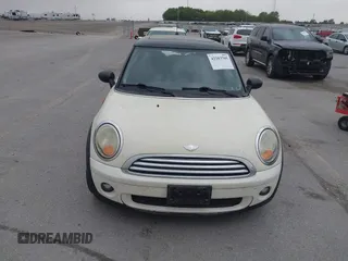 2008 MINI Hardtop z VIN WMWMF33598TT62179, wystawiony jako IAAI lot #42283705 z przebiegiem 88 180 mil mil oraz . Historia ofert i sprzedaży dostępna na DreamBid. Obrazek 6.