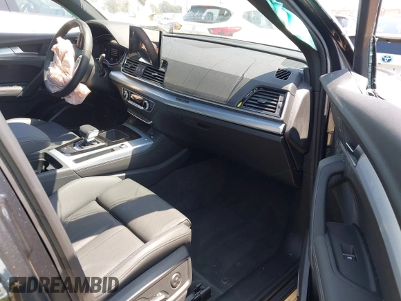2024 Audi Q5 Sportback S line Premium Plus z VIN WA15AAFY3R2138424, wystawiony jako IAAI lot #42184784 z przebiegiem 4 635 mil mil oraz . Historia ofert i sprzedaży dostępna na DreamBid. Obrazek 5.