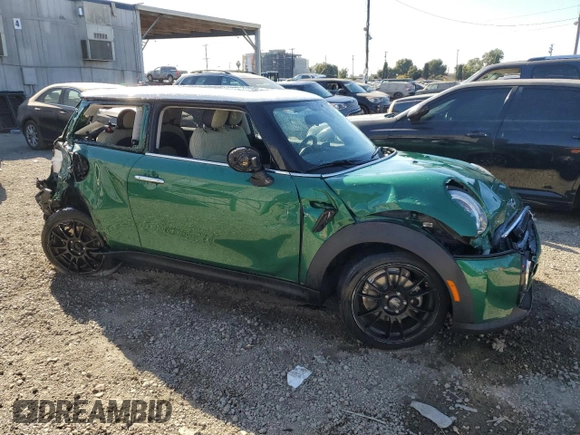 2022 MINI Hardtop Cooper SE with VIN WMW13DJ01N2R00366, listed as a Copart auction lot 81752854 with Not provided miles and Non repairable. Bid and sale history available at DreamBid. Image 4.
