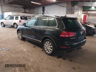 2011 Volkswagen Touareg Sport z VIN WVGFF9BP5BD001093, wystawiony jako IAAI lot #41916995 z przebiegiem 127 478 mil mil oraz . Historia ofert i sprzedaży dostępna na DreamBid. Obrazek 3.